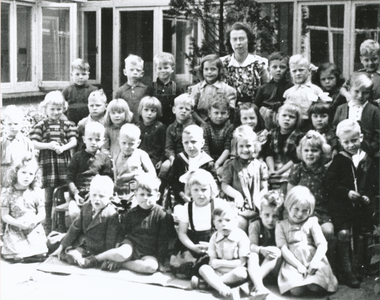 876962 Groepsportret (klassenfoto) van kleuters op de RK kleuterschool (fröbelschool, Waterstraat 4) in Wijk C te ...